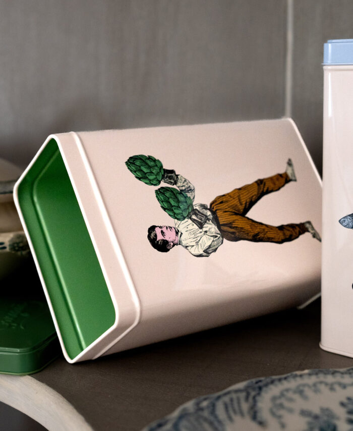 Boîte en métal Gangzaï avec couvercle vert, ornée d’une illustration surréaliste d’un homme avec un artichaut.