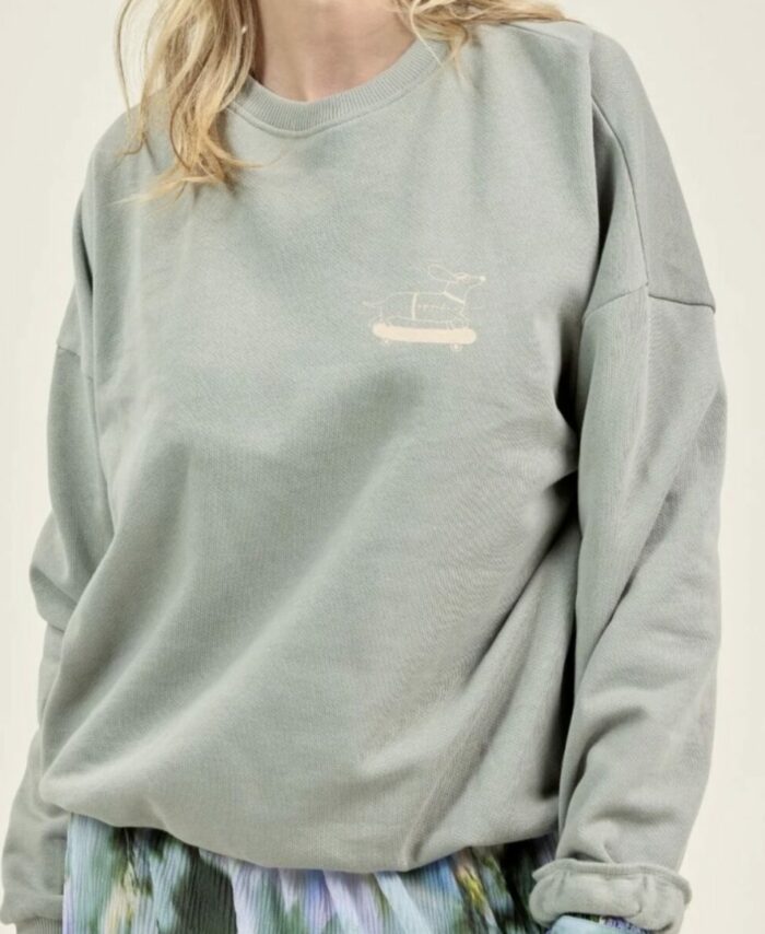 Sweat Sunday Yuko Shadow Apaches Collections, sweat-shirt femme en coton gris vert avec broderie teckel skateboard.