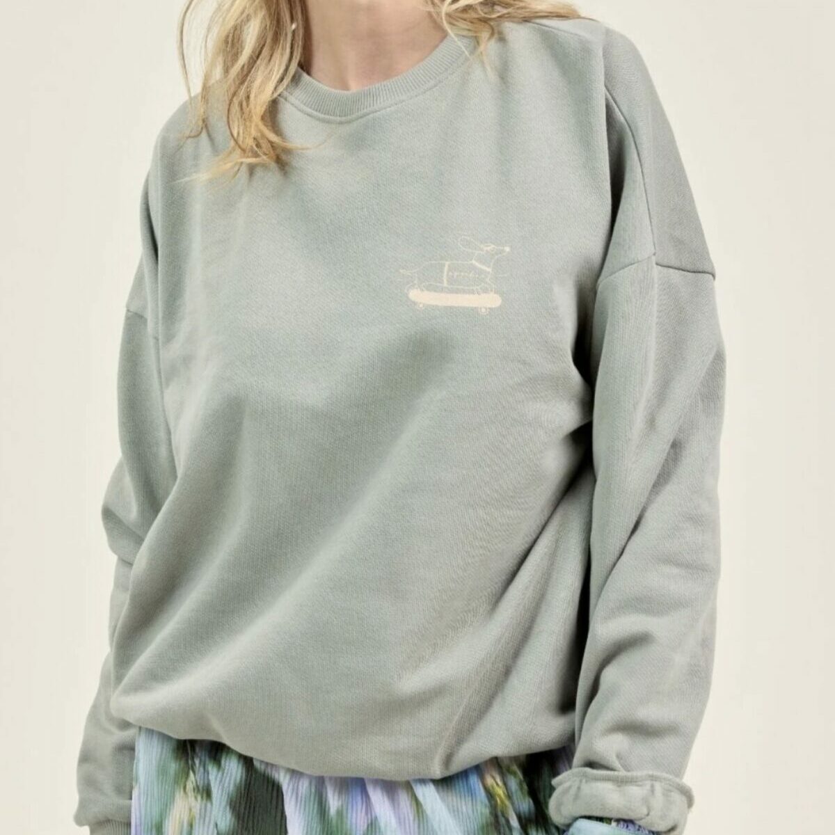 Sweat Sunday Yuko Shadow Apaches Collections, sweat-shirt femme en coton gris vert avec broderie teckel skateboard.