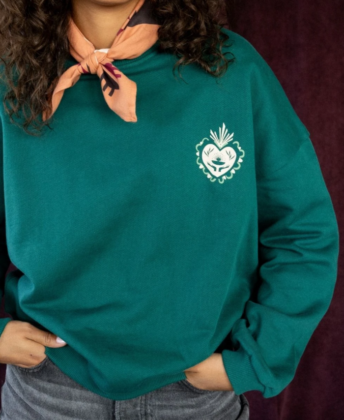 Sweat Sunday Corazon Forest Apaches Collections, sweat-shirt femme vert sapin en coton avec broderie cœur blanche.