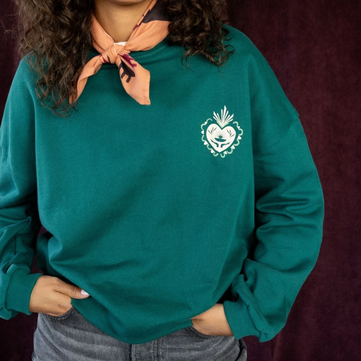 Sweat Sunday Corazon Forest Apaches Collections, sweat-shirt femme vert sapin en coton avec broderie cœur blanche.