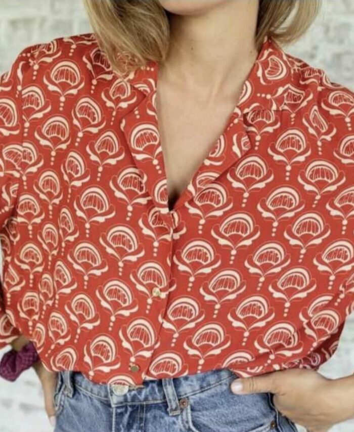 Blouse Balaji Wonderful Fire Apaches Collections, chemise fluide femme à motif floral rouge, orange et bleu avec boutons dorés.