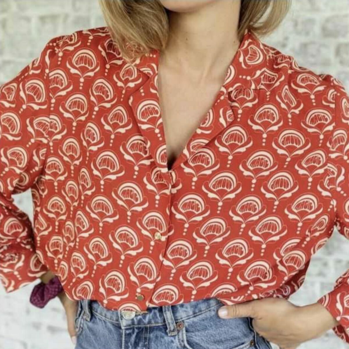 Blouse Balaji Wonderful Fire Apaches Collections, chemise fluide femme à motif floral rouge, orange et bleu avec boutons dorés.