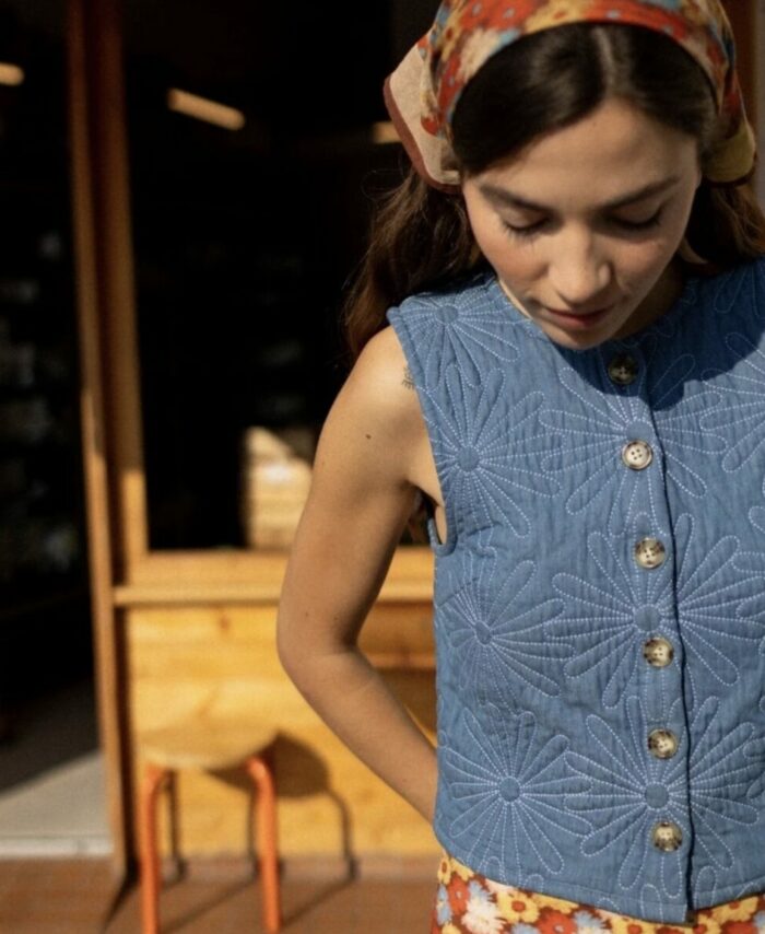 Top Amavas Chambray Apaches Collections, blouse sans manches bleu clair avec broderies artisanales et volants.