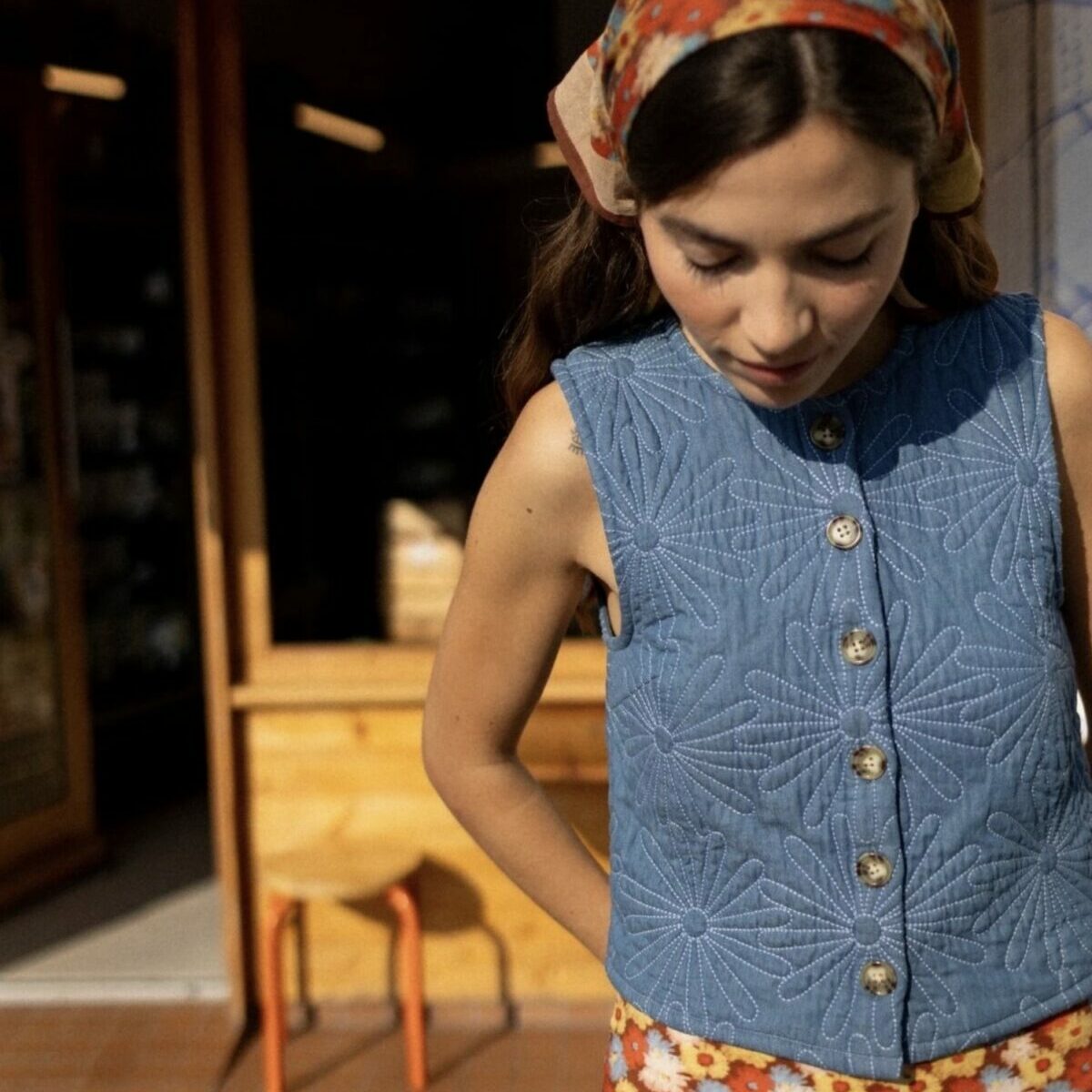 Top Amavas Chambray Apaches Collections, blouse sans manches bleu clair avec broderies artisanales et volants.
