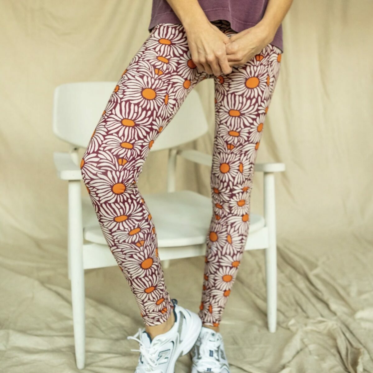 Legging femme Jaya Marguerite Aubergine Apaches Collections, pantalon stretch coton bio imprimé floral.