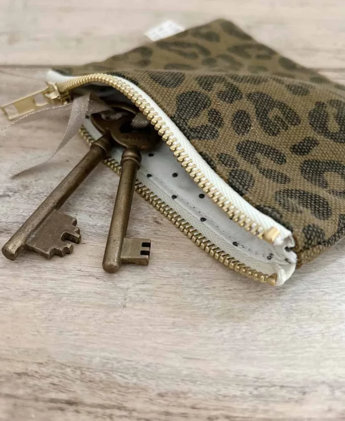 Mini pochette Marie Rose in April en canevas de coton léopard brun avec clés anciennes et doublure à pois.