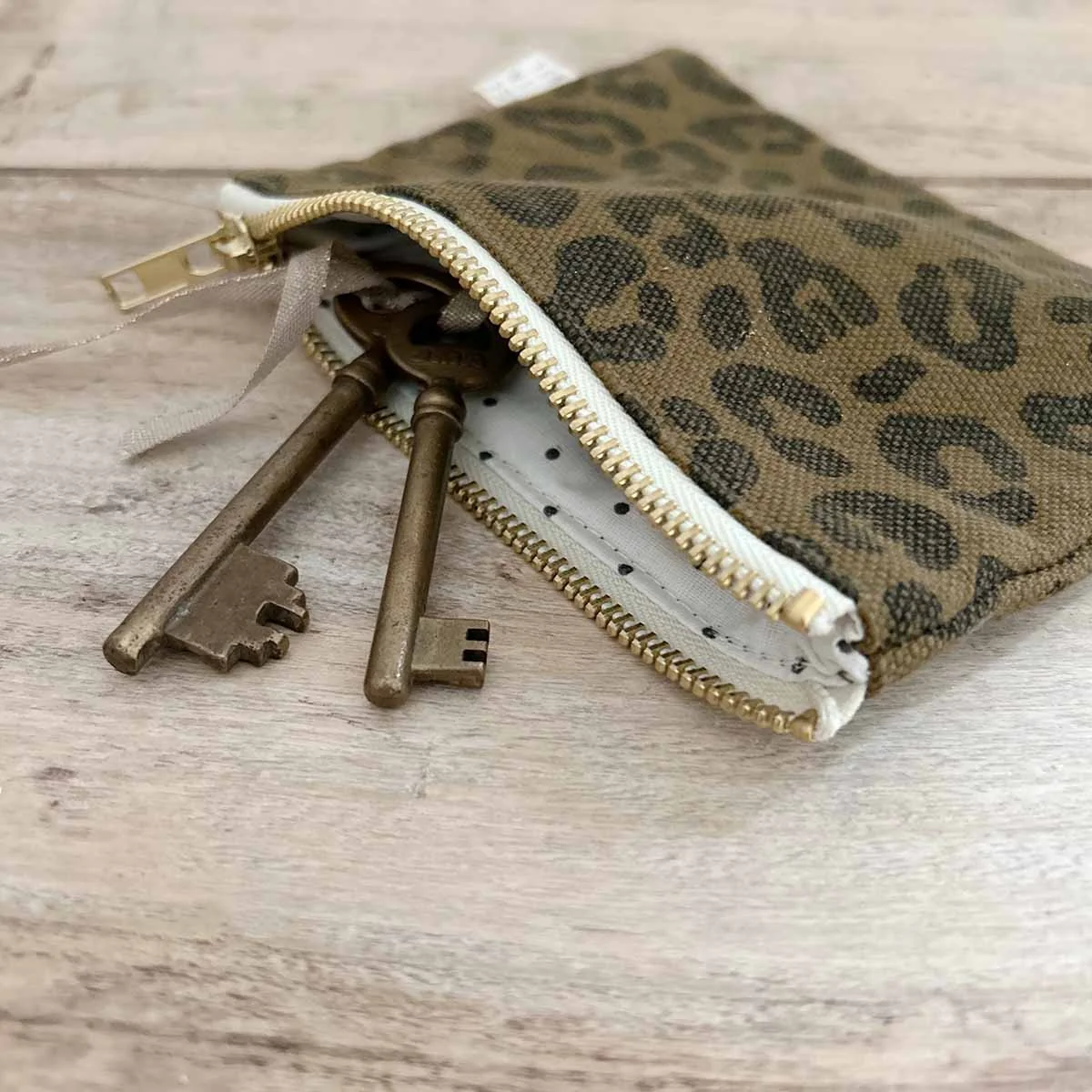 Mini pochette Marie Rose in April en canevas de coton léopard brun avec clés anciennes et doublure à pois.
