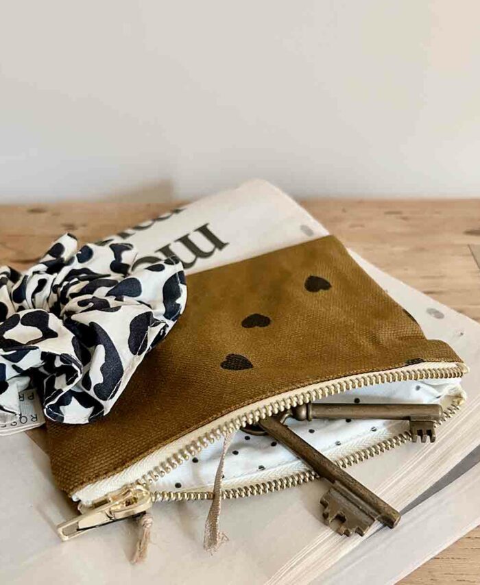 Mini pochette Marie Rose in April coloris cumin avec petits cœurs noirs et clés anciennes.