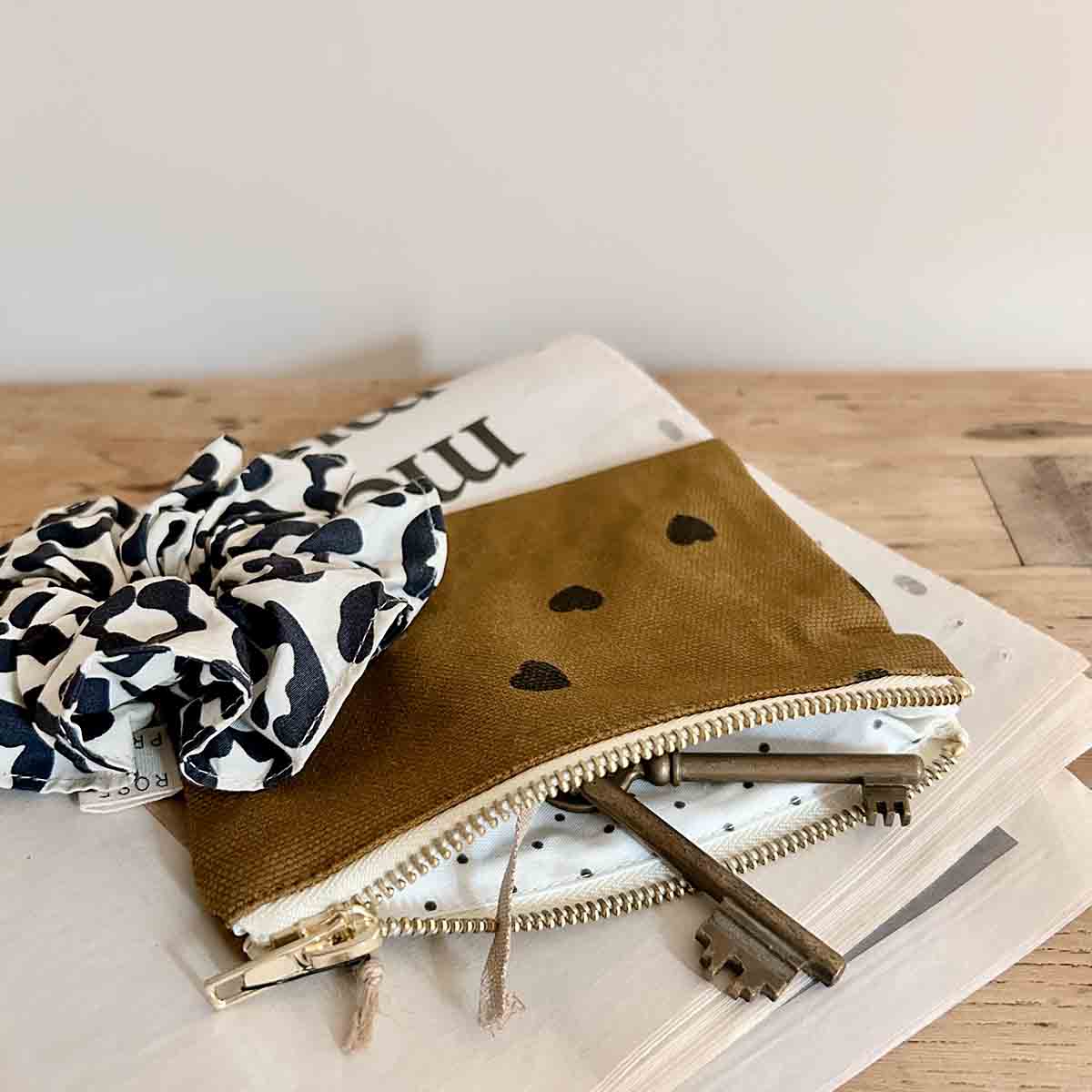 Mini pochette Marie Rose in April coloris cumin avec petits cœurs noirs et clés anciennes.