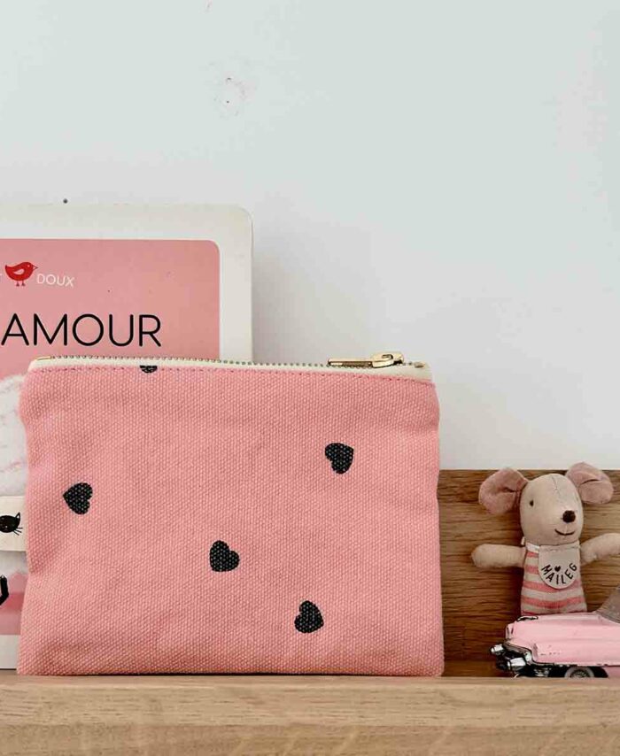 Petite pochette Marie Rose in April rose avec motifs cœurs noirs et décoration enfantine.