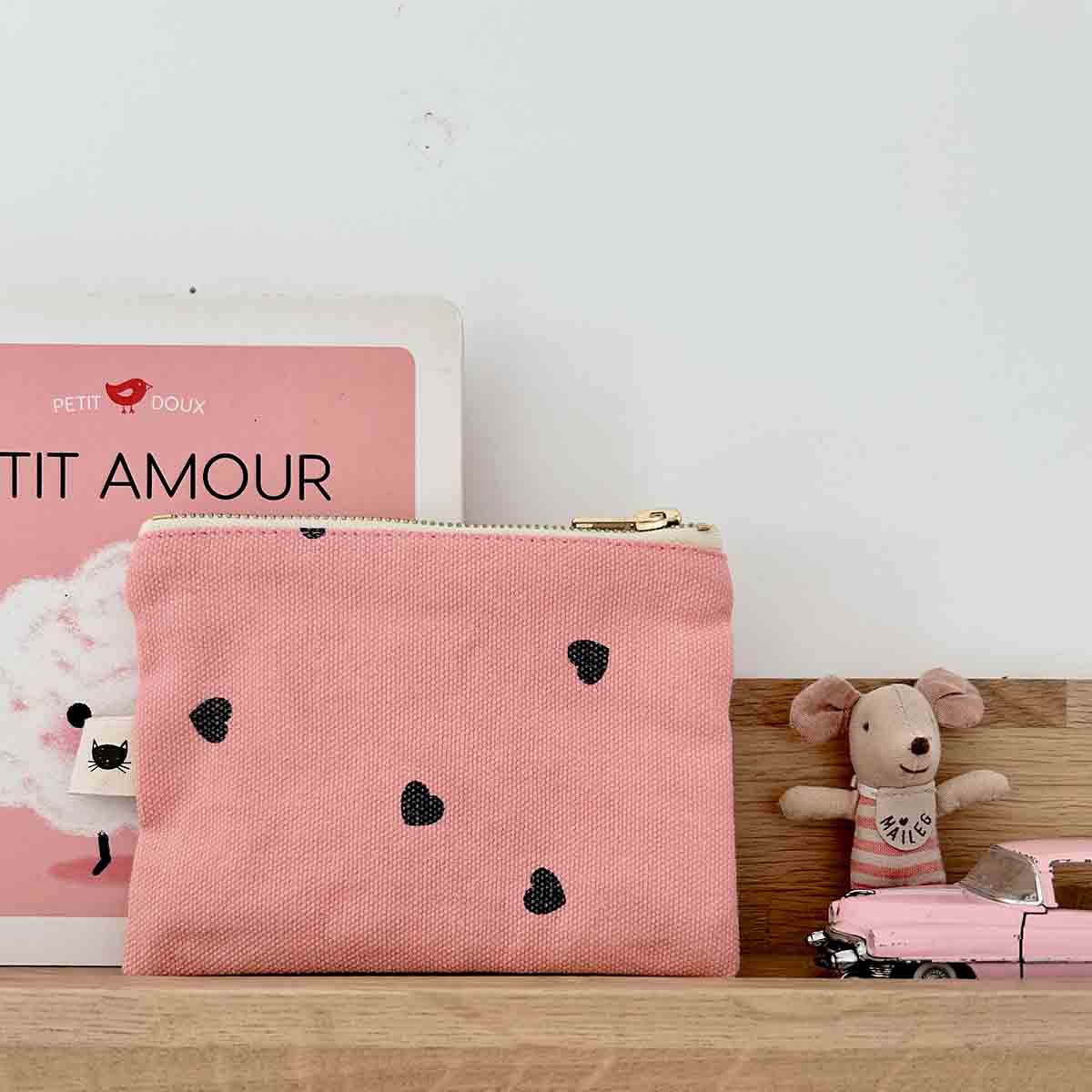 Petite pochette Marie Rose in April rose avec motifs cœurs noirs et décoration enfantine.