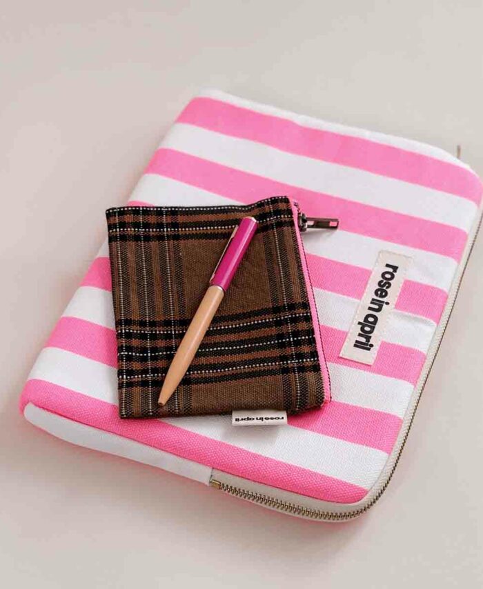 Mini pochette Marie Rose in April à motif tartan carreaux marron et noir avec fermeture éclair rose fluo.