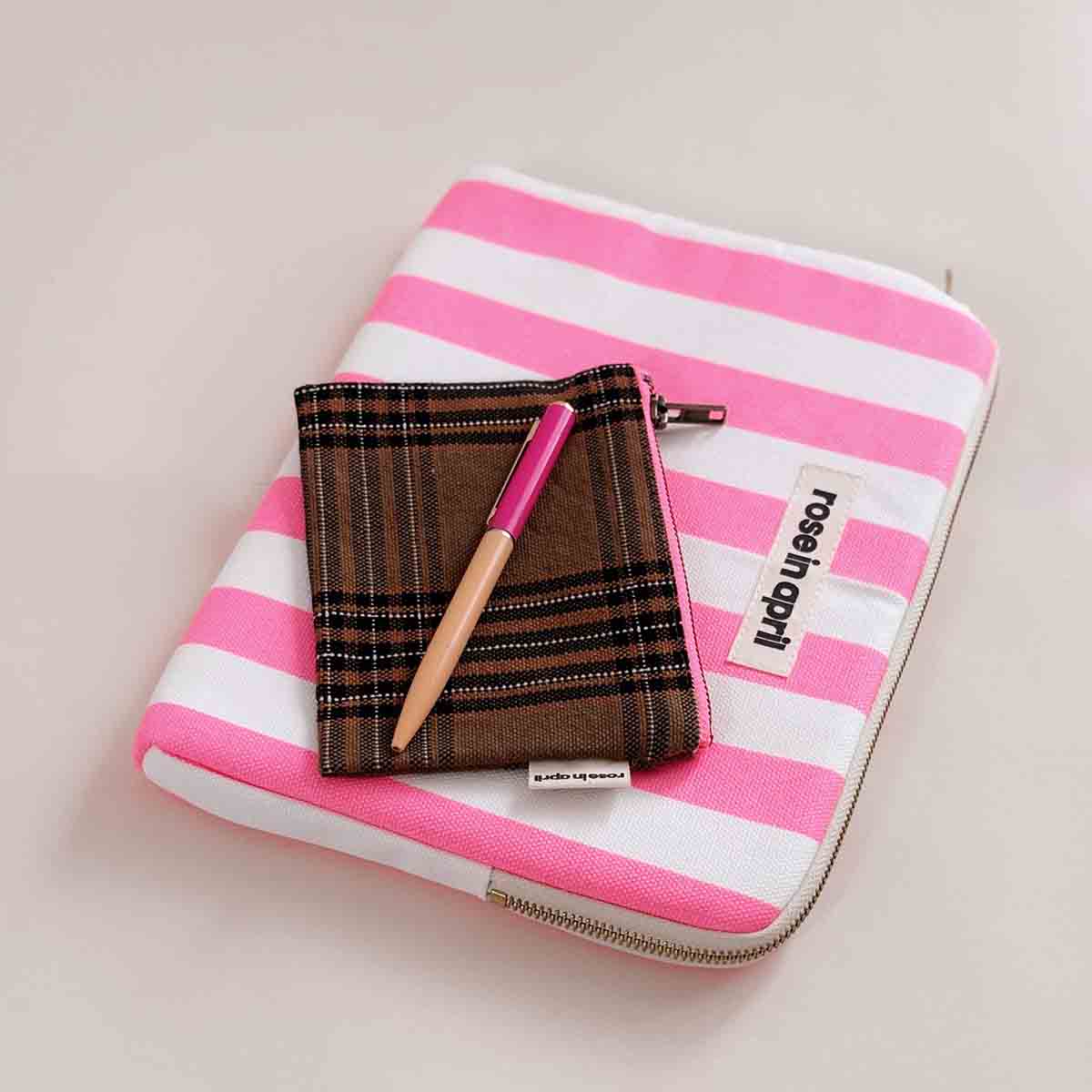 Mini pochette Marie Rose in April à motif tartan carreaux marron et noir avec fermeture éclair rose fluo.