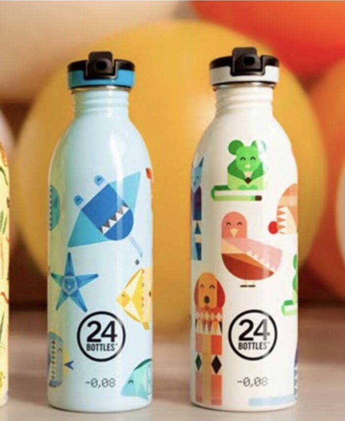 Duo de gourdes enfant Kids Bottle 24Bottles 500 ml modèles Best Friends et Sea Friends sur un tapis coloré.