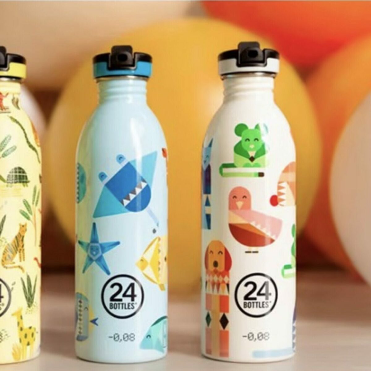 Duo de gourdes enfant Kids Bottle 24Bottles 500 ml modèles Best Friends et Sea Friends sur un tapis coloré.