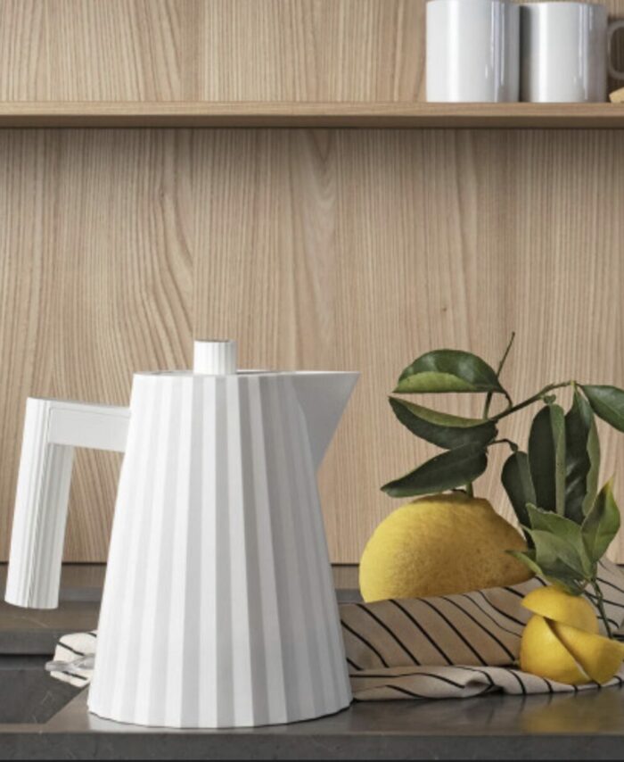 Bouilloire électrique Plissé Alessi blanche en résine thermoplastique au design plissé haute couture.