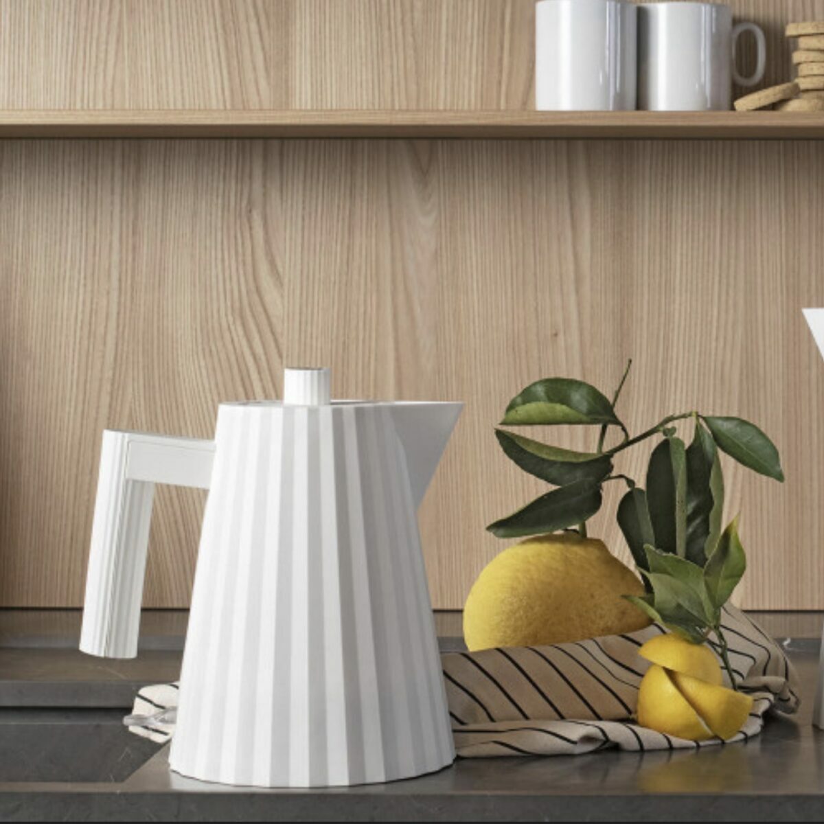 Bouilloire électrique Plissé Alessi blanche en résine thermoplastique au design plissé haute couture.