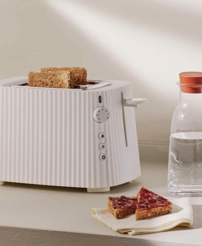 Grille-pain électrique Plissé Alessi blanc au design plissé haute couture avec fentes pour toasts.