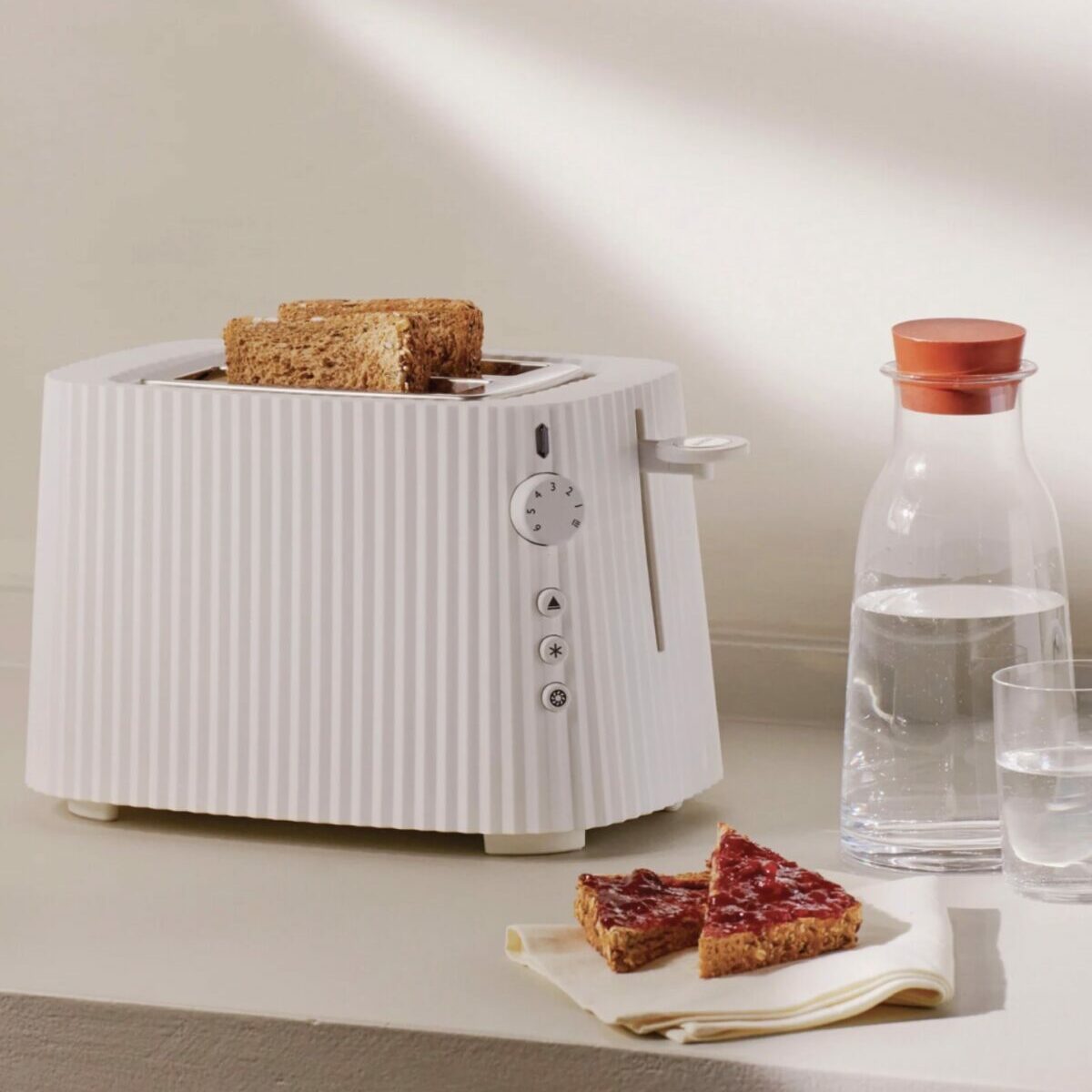 Grille-pain électrique Plissé Alessi blanc au design plissé haute couture avec fentes pour toasts.