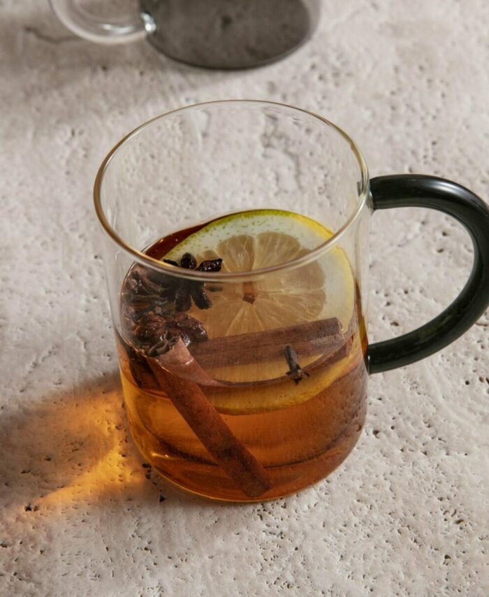 Tasse en verre transparent Ferm Living avec anse colorée vert sapin.