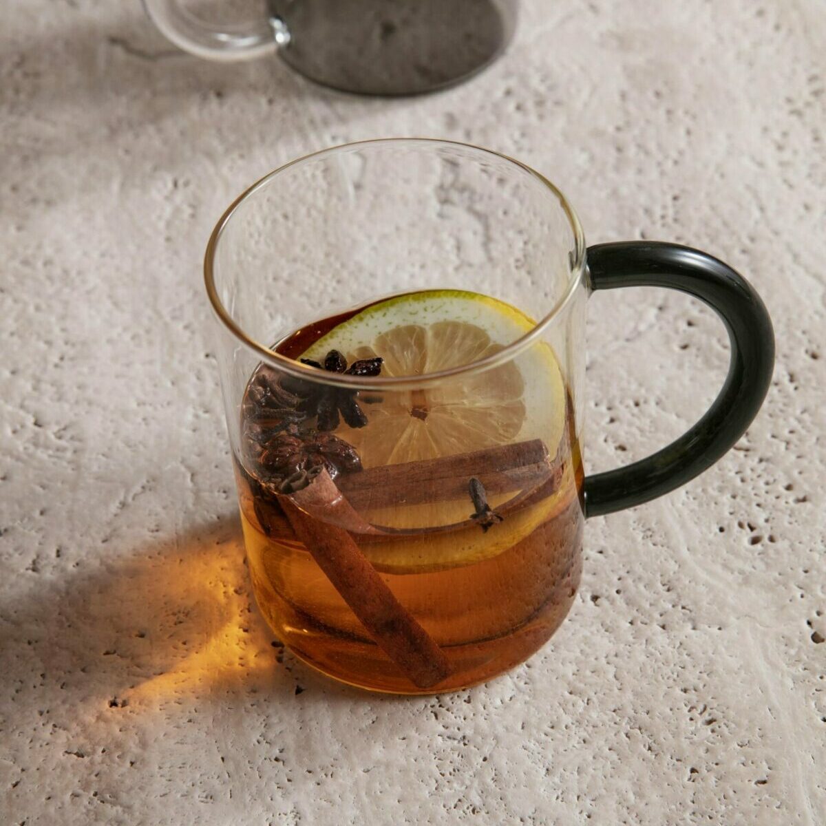 Tasse en verre transparent Ferm Living avec anse colorée vert sapin.