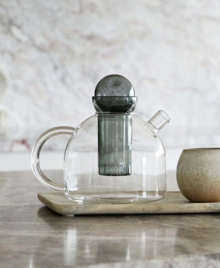 Théière en verre Still Ferm Living avec infuseur en verre teinté gris et couvercle plat.