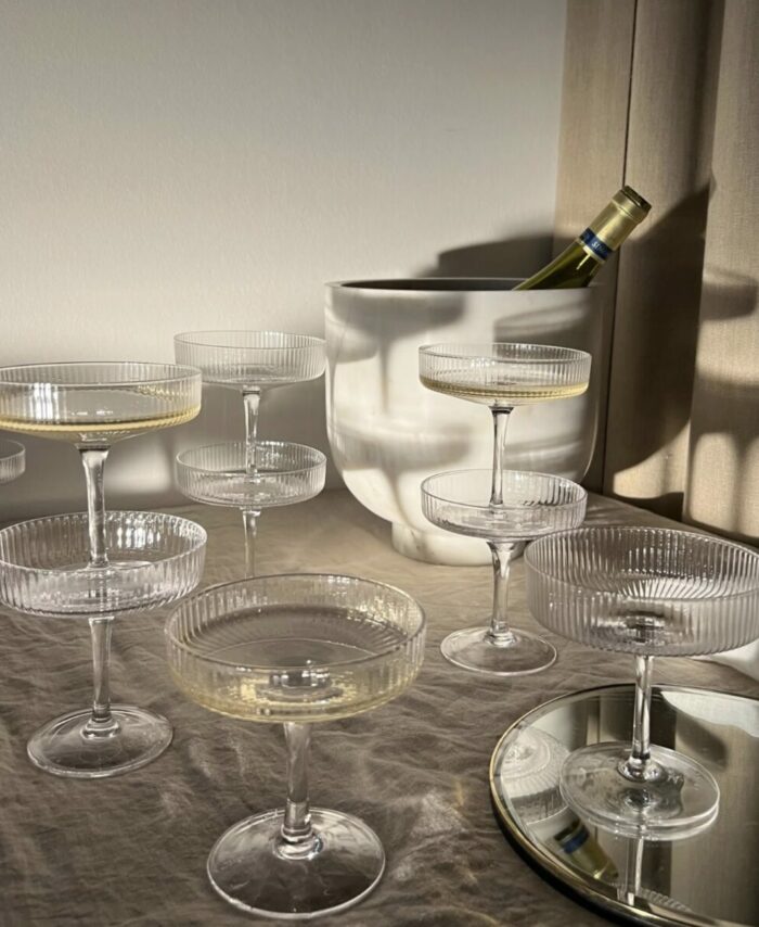 Verres à champagne Ripple Ferm Living en verre soufflé à la bouche avec texture cannelée.
