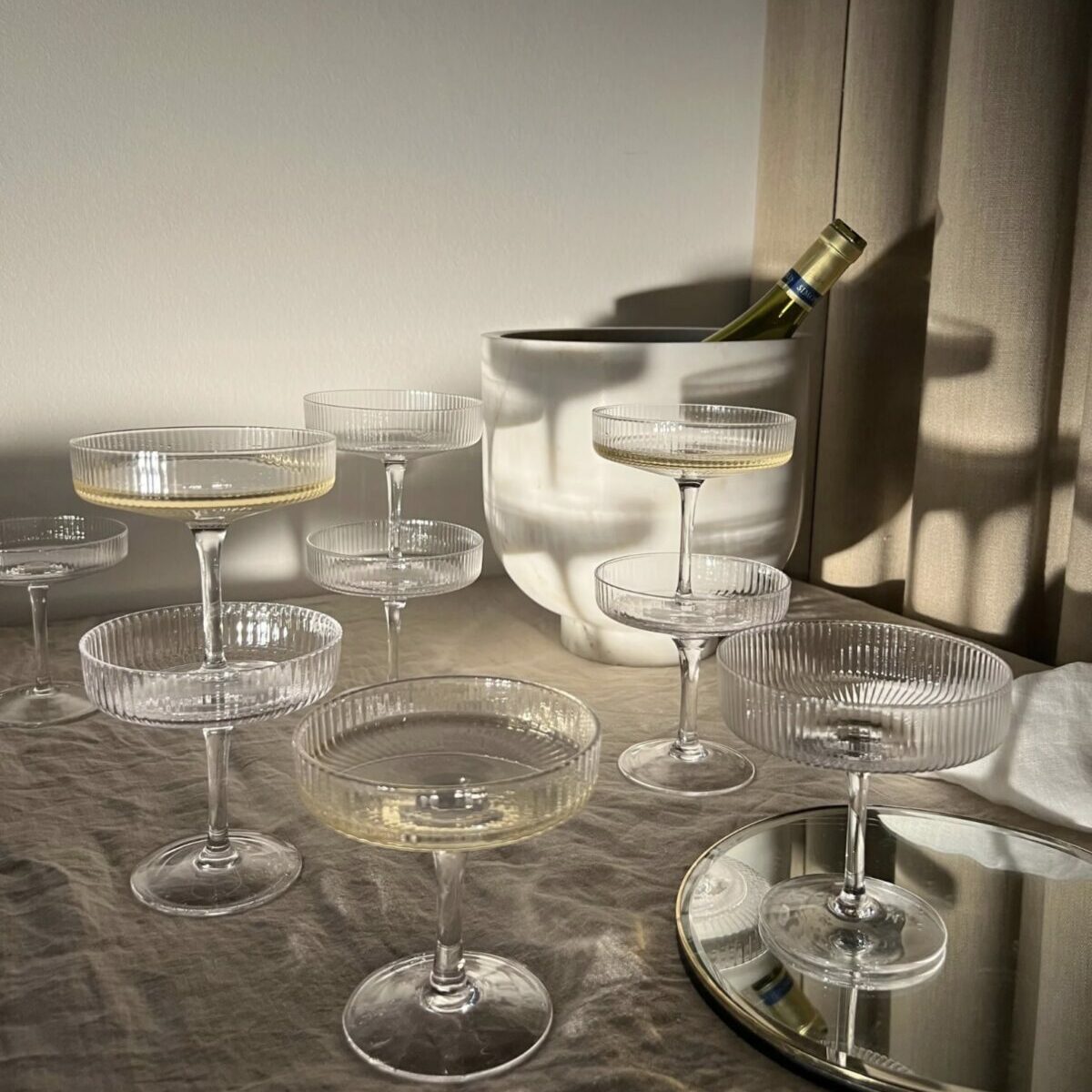 Verres à champagne Ripple Ferm Living en verre soufflé à la bouche avec texture cannelée.
