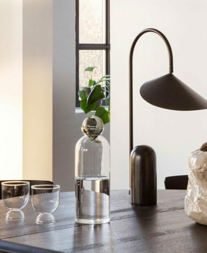 Carafe en verre borosilicate Still Ferm Living avec bouchon sphérique en verre gris teinté
