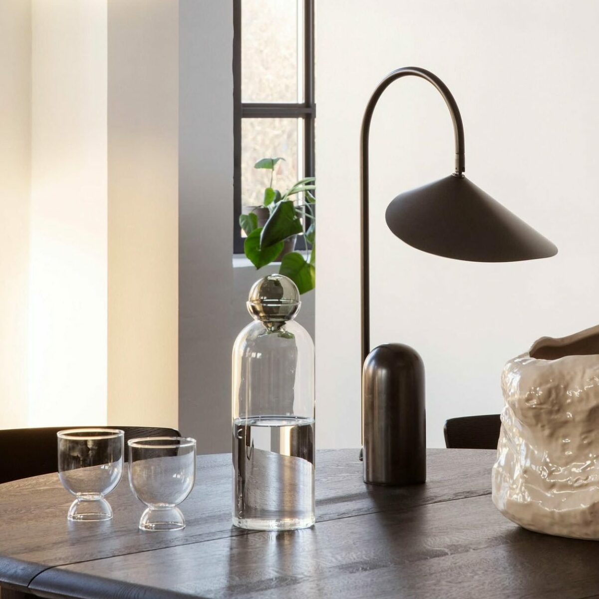 Carafe en verre borosilicate Still Ferm Living avec bouchon sphérique en verre gris teinté