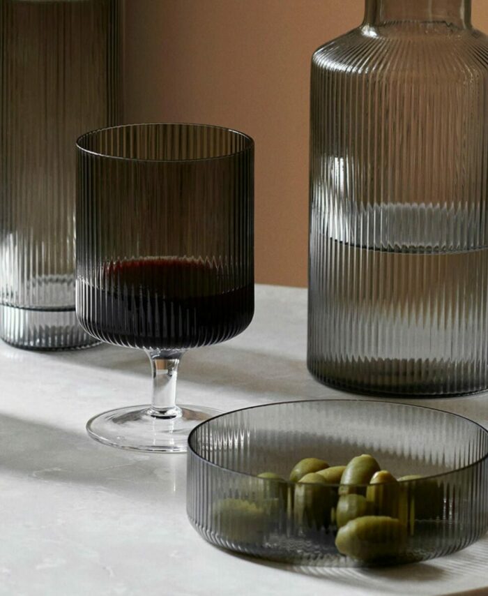Set de 4 bols Ripple Ferm Living en verre soufflé à la bouche avec texture cannelée.