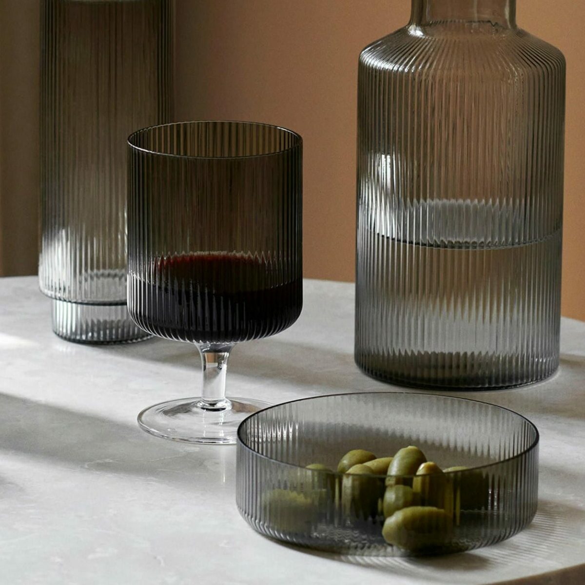 Set de 4 bols Ripple Ferm Living en verre soufflé à la bouche avec texture cannelée.
