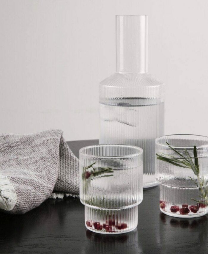 Set de 4 verres à eau Ripple Ferm Living empilables en verre soufflé à la bouche avec texture striée.