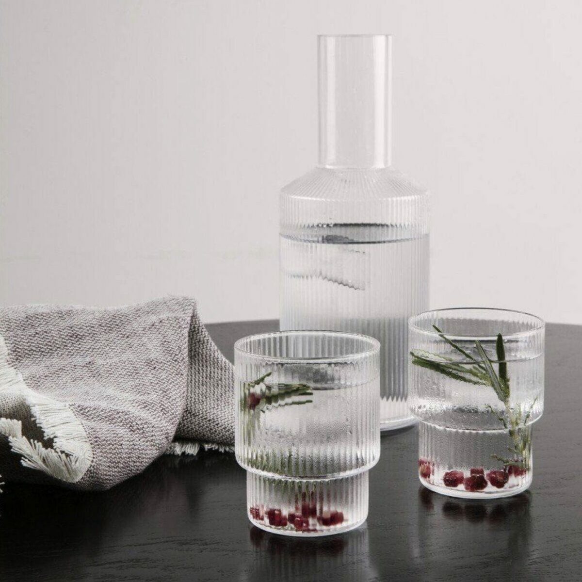 Set de 4 verres à eau Ripple Ferm Living empilables en verre soufflé à la bouche avec texture striée.