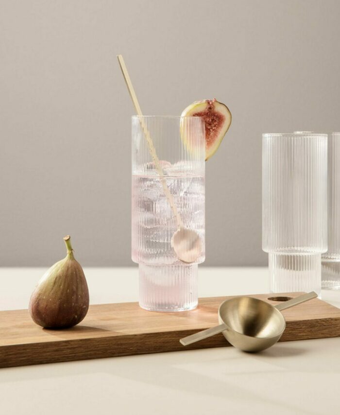 Set de 4 verres hauts Long Drink Ripple Ferm Living en verre soufflé à la bouche texture cannelée.