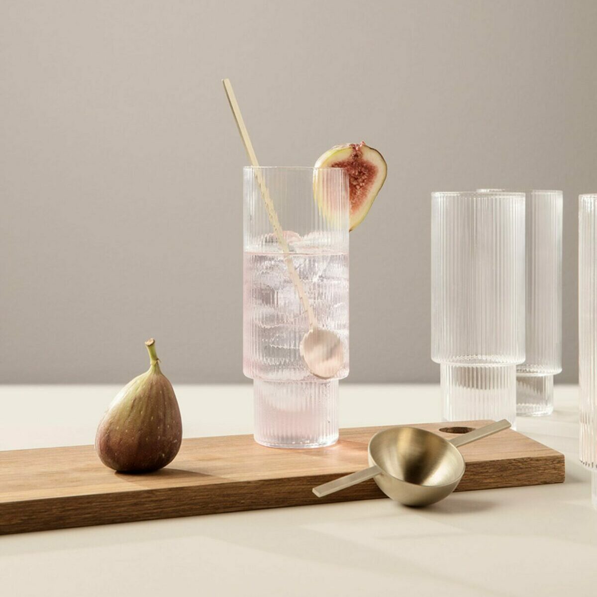 Set de 4 verres hauts Long Drink Ripple Ferm Living en verre soufflé à la bouche texture cannelée.