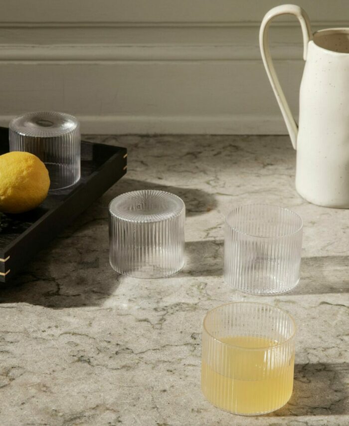 Set de 4 verres bas Ripple Ferm Living en verre fumé soufflé à la bouche texture striée