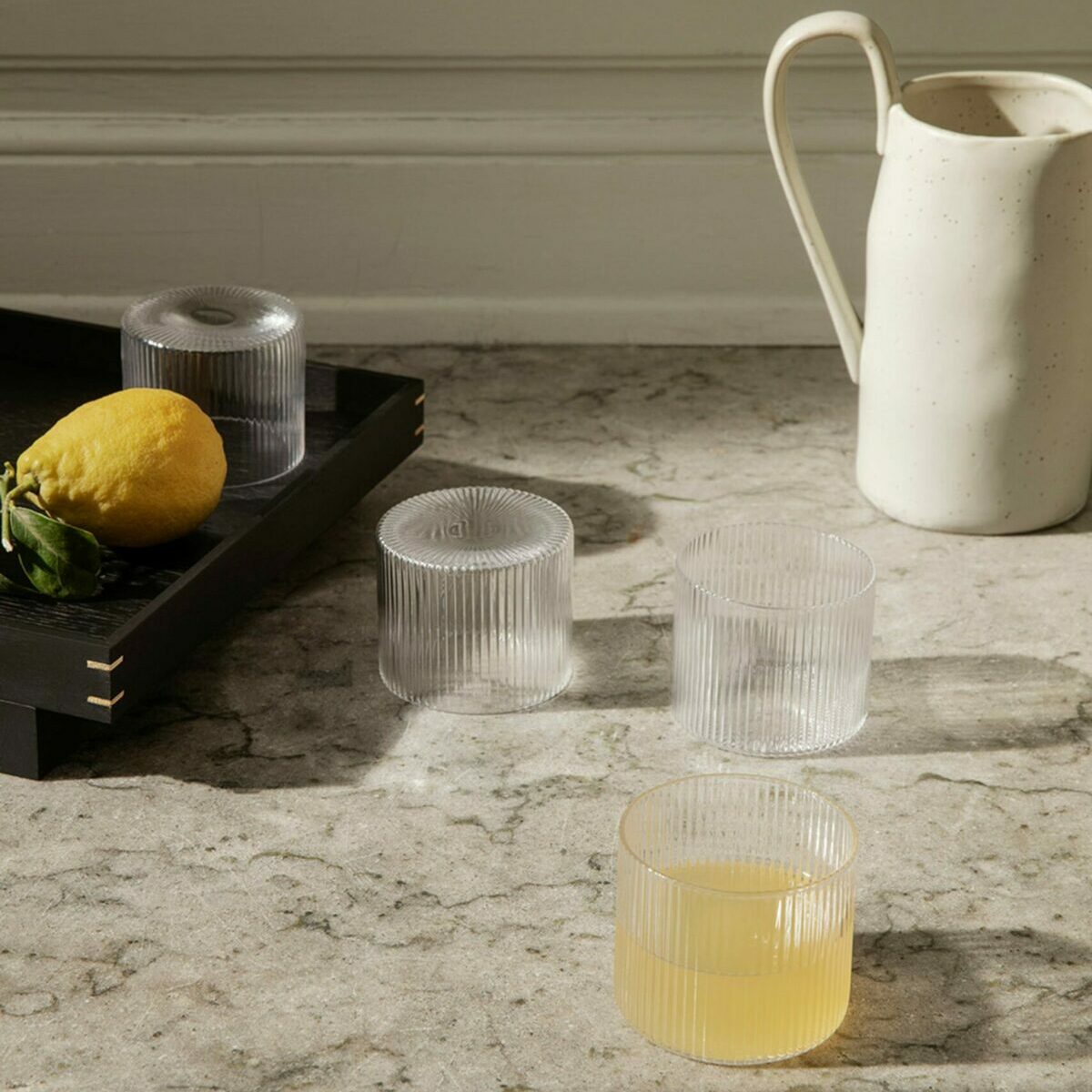 Set de 4 verres bas Ripple Ferm Living en verre fumé soufflé à la bouche texture striée