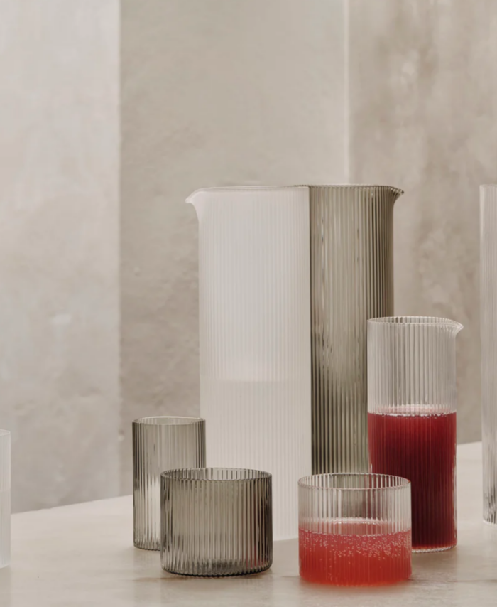 Carafe à eau Ripple Ferm Living en verre soufflé à la bouche avec texture cannelée et design géométrique.