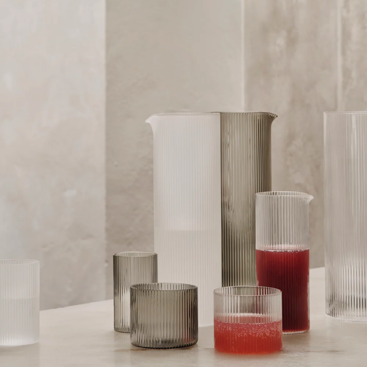 Carafe à eau Ripple Ferm Living en verre soufflé à la bouche avec texture cannelée et design géométrique.