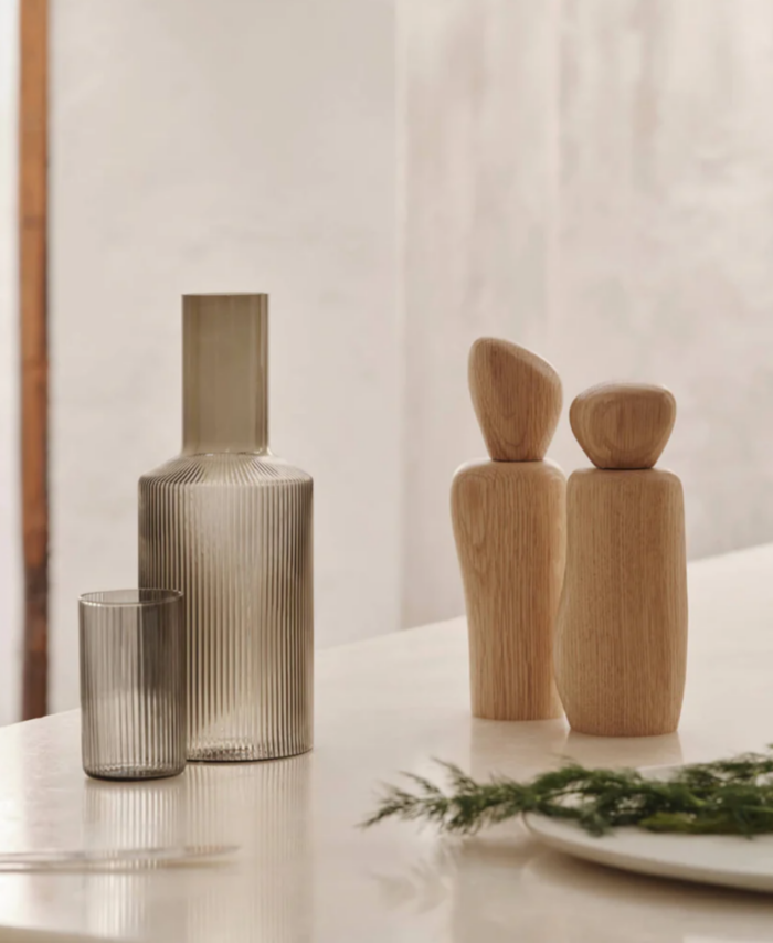 Carafe Ripple Ferm Living en verre fumé soufflé à la bouche avec texture cannelée verticale.