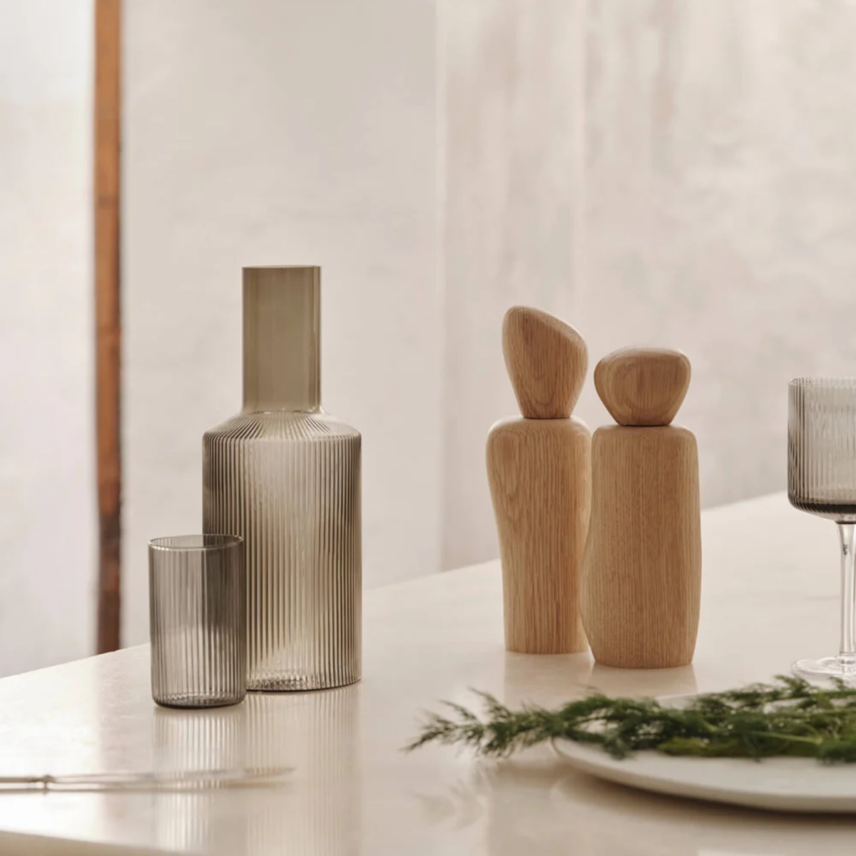 Carafe Ripple Ferm Living en verre fumé soufflé à la bouche avec texture cannelée verticale.