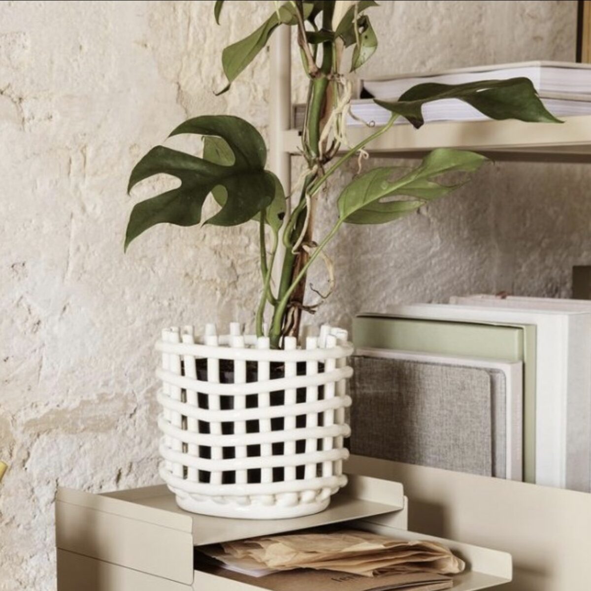 etit panier rond en céramique blanche Ferm Living tressé à la main, style artisanal.