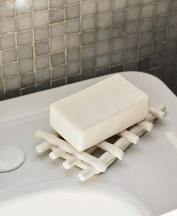Porte-savon rectangulaire en céramique blanche Ferm Living tressé à la main avec fentes d'égouttement.