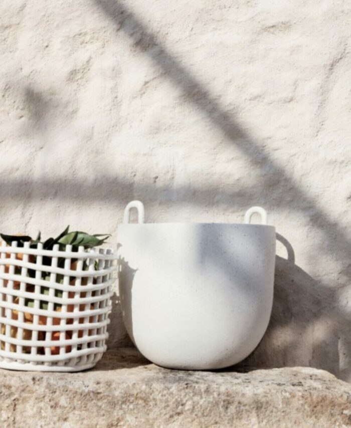 Grand panier haut en céramique blanche Ferm Living tressé à la main, design sculptural.
