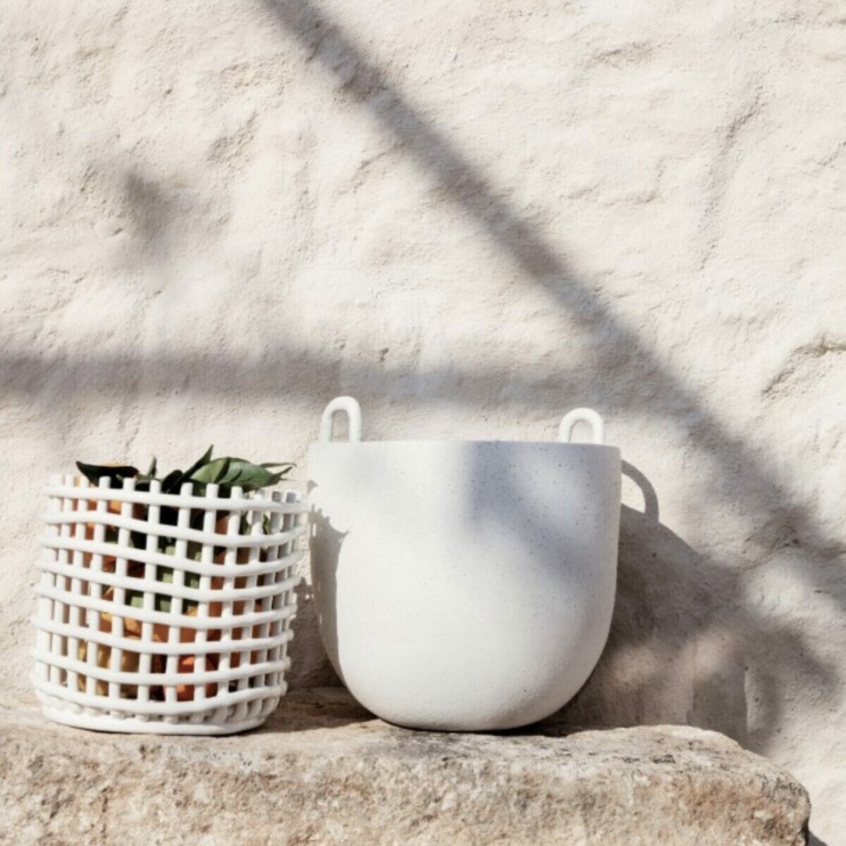 Grand panier haut en céramique blanche Ferm Living tressé à la main, design sculptural.