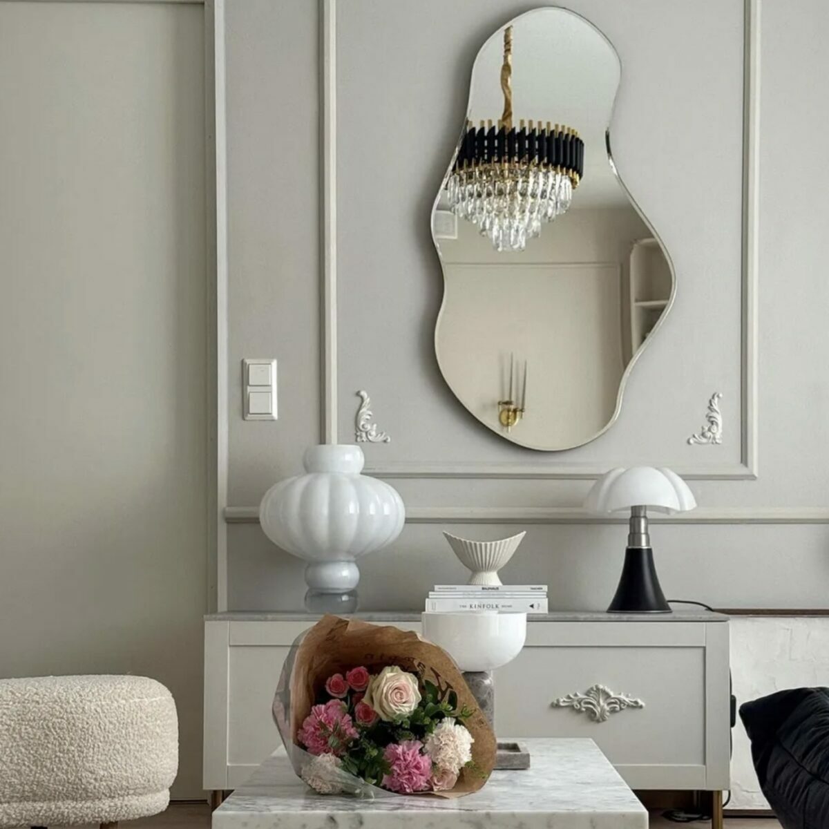 Grand miroir organique Pond Ferm Living avec cadre fin en métal dark chrome.