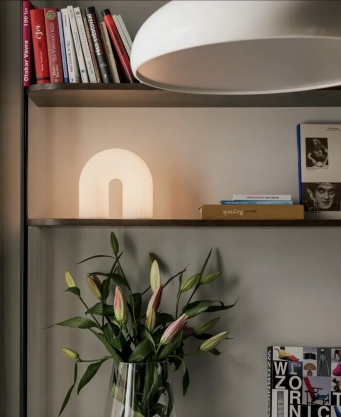 Lampe portable Vuelta Ferm Living en verre opalin blanc strié avec base en laiton brossé.
