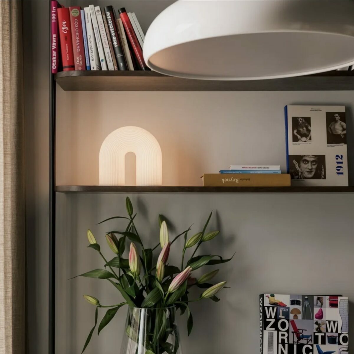Lampe portable Vuelta Ferm Living en verre opalin blanc strié avec base en laiton brossé.